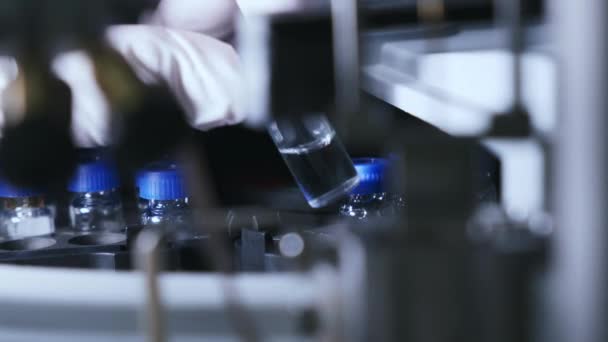 Científico pone vial en HPLC Autosampler en laboratorio — Vídeo de stock