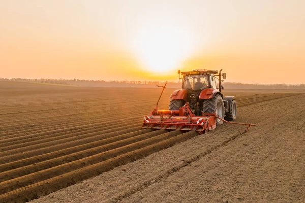 Tractor drives across field making beds for sowing seeds — Stock Photo, Image