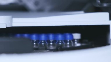 Mavi başlıklı cam şişeler HPLC Otomatik Yükleyicide döner
