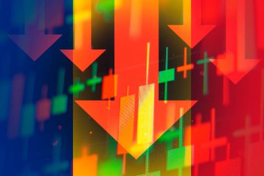 Ekonomideki düşüşü veya Romanya borsasında düşüşü gösteren oklar 