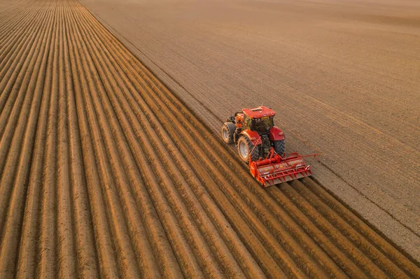 Приводы тракторов для подготовки почв для посадки саженцев в почву — стоковое фото