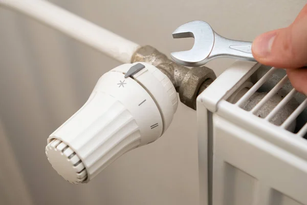 Primer plano de la válvula del radiador de calefacción para una regulación de temperatura cómoda y llave inglesa para reparar — Foto de Stock