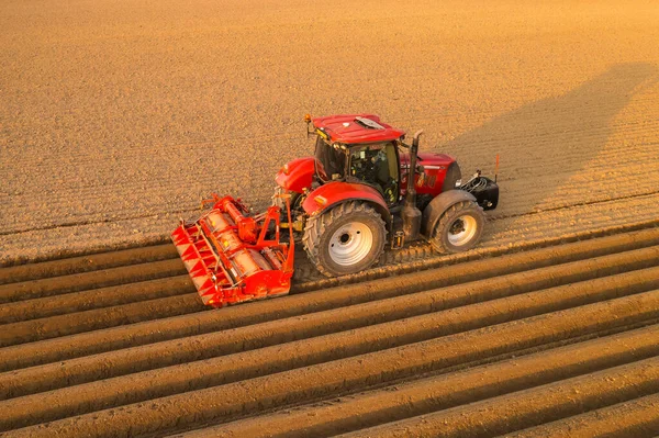 Trator prepara canteiros de solo para plantio em campo — Fotografia de Stock