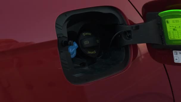 Kadının eli kırmızı arabanın yakıt deposunu kapatıyordu.. — Stok video