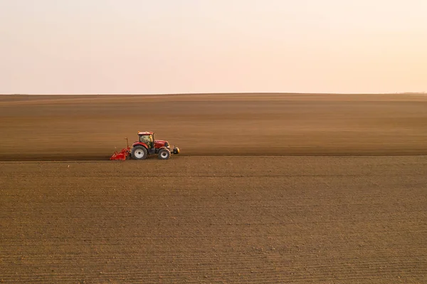 Tractor pulls subsoiler to prepare beds for sowing grain — Stock Photo, Image