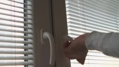 Evin havalandırmasından sonra adamın eli pencereyi kapatıyor. 