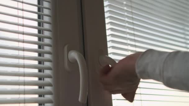 Κλείστε το χέρι άνθρωπος κλείνοντας ένα παράθυρο μετά τον εξαερισμό στο σπίτι — Αρχείο Βίντεο
