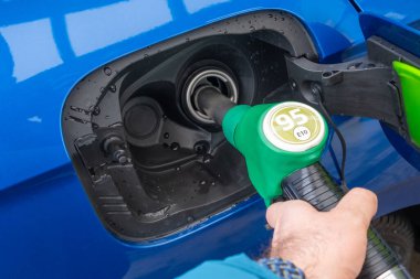 Adam arabaya benzin dolduruyor. Yakıt fiyatlarında artış. Rusya 'ya ve petrol ambargosu konseptine karşı yaptırımlar