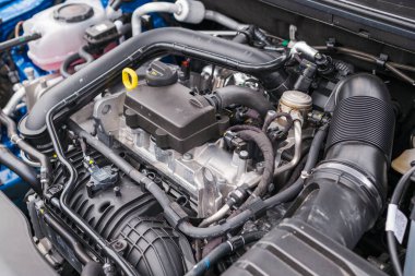 Modern bir arabanın motor kompartımanı, otomobilin onarımı veya servisi