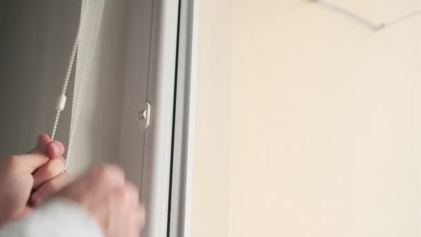 Zbliżenie człowiek ręce zamykanie poziome okna rolety — Wideo stockowe