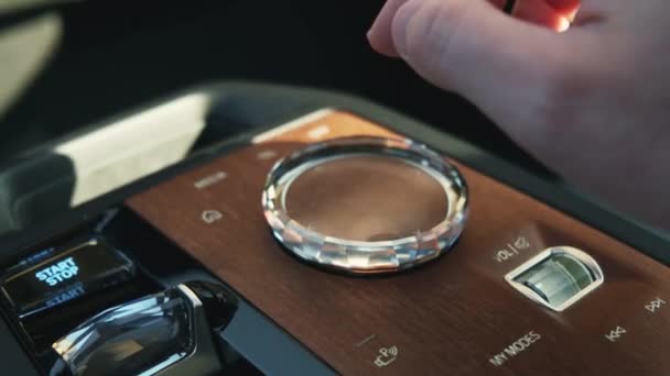 De mens gebruikt multimediasysteemcontrole in luxeauto BMW IX — Stockvideo