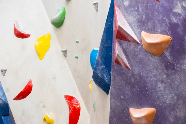 Kőkampók vagy -markolatok a mesterséges mászófalakon a sziklás edzőteremben — Stock Fotó