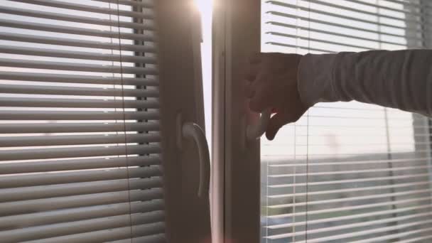 Mann nach dem Lüften eines Hauses mit der Hand schließen — Stockvideo