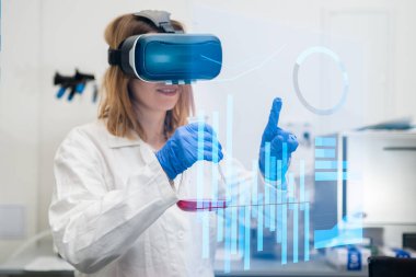 VR gözlük, laboratuvar önlüğü takan bilim adamı elinde şişe, Metaverse dijital siber uzayda veri analizi yapıyor. 