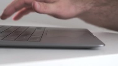 Freelancer, MacBook Air 'i işini bitirdikten sonra kapattı