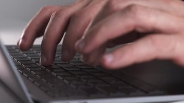 Yönetici rapor için çevrimiçi proje yazma metni üzerinde çalışıyor
