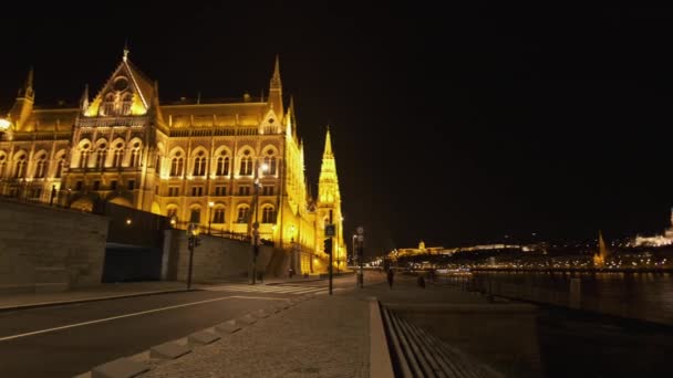 Edificio del parlamento de Budapest cerca del terraplén del río por la noche — Vídeo de stock