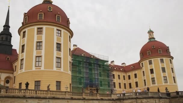 Castelo de Moritzburg com grandes cúpulas contra o céu nublado — Vídeo de Stock