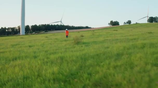 Οι ανεμογεννήτριες παρέχουν ηλεκτρική ενέργεια που λειτουργεί στο πεδίο — Αρχείο Βίντεο