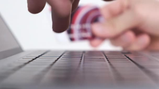 Homem digita número de cartão no laptop para pagamento na loja online — Vídeo de Stock