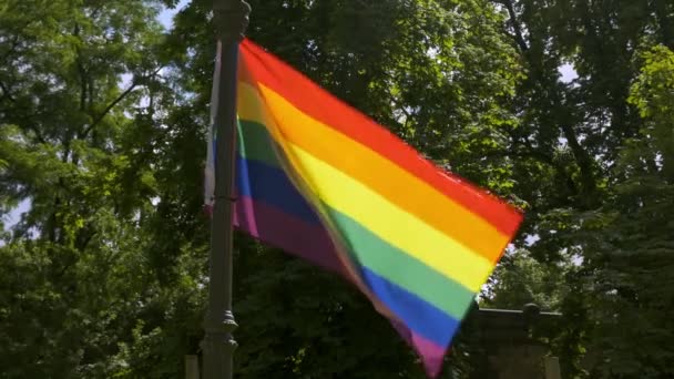 La bandera del arco iris ondea en el viento como apoyo a la comunidad LGBT — Vídeos de Stock