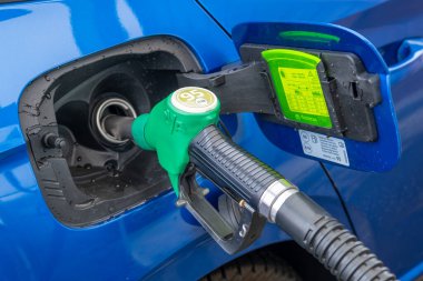 Benzin istasyonundaki mavi Skoda arabasının deposunu dolduruyorum.. 