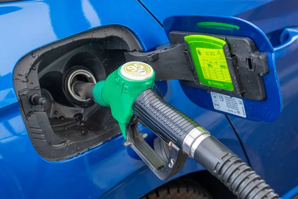 Benzin istasyonundaki mavi Skoda arabasının deposunu dolduruyorum.. 