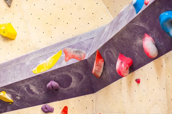 Stenkrok på den konstgjorda klätterväggen i bouldering gym — Stockfoto
