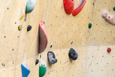 Kayalık spor salonundaki yapay tırmanma duvarına taş kanca. 