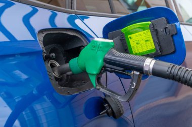 Benzin istasyonundaki mavi Skoda arabasının deposunu dolduruyorum.. 