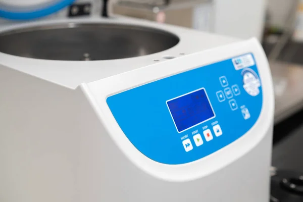 Öppnad centrifug för provberedning och fasseparation — Stockfoto