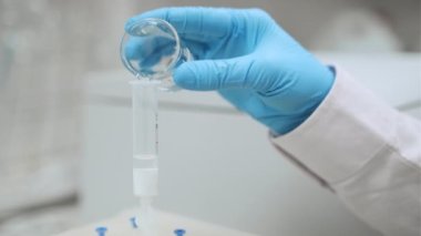 Bir çözücüyle SPE manifoldunda bilim adamı aktif kartuşu.