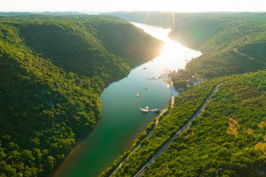 Günbatımı, Lim Körfezi 'nin suyuna istiridye çiftliğiyle yansıyor.
