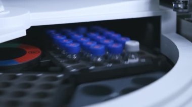 Kromatografik şişeler HPLC sistemindeki otomatik örnekleyicideki bir konumu değiştirir