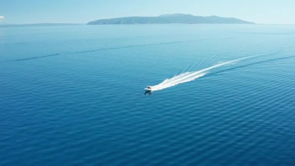 Luftaufnahme des Fischerbootes, das mit hoher Geschwindigkeit im Meer segelt — Stockvideo