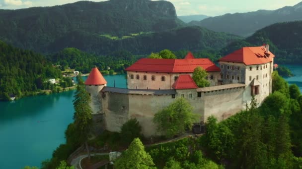 崖の上に建てられた城を好転させる,湖の鐘,スロベニア. — ストック動画