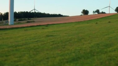 Rüzgar türbinleri İskoçya 'daki buğday tarlasında enerji üretir.