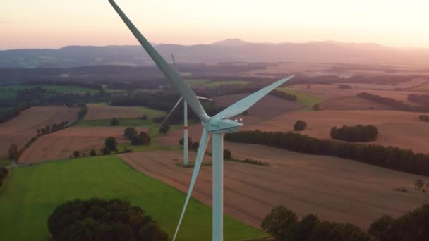 Windmühlen arbeiten bei Sonnenuntergang und produzieren erneuerbare Energien — Stockvideo