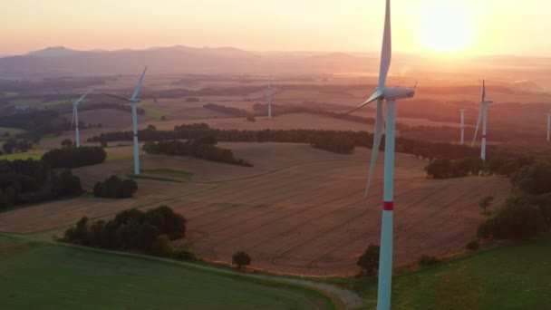 Windgeneratoren produceren groene energie bij zonsopgang — Stockvideo