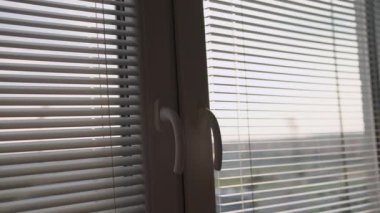 Adam elini kapat ve evin havalandırması için bir pencere aç. 