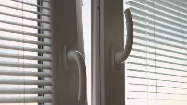 Zbliżenie człowiek ręka zamykanie okno po w domu wentylacja — Wideo stockowe
