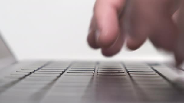 Ο άνθρωπος πληκτρολογεί κείμενο σε άρθρο εγγραφής laptop για νέο έργο — Αρχείο Βίντεο