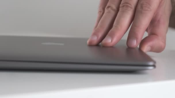 Biznesmen otwiera MacBook Air, aby rozpocząć pracę nad projektem — Wideo stockowe
