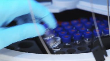 Asistan, HPLC Otomatik Yükseltici 'ye aşı ile şişe koyar