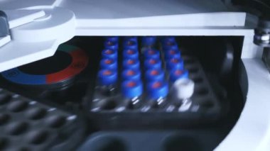 Klinik laboratuarında HPLC Otomatik Yükleyicide cam şişeler