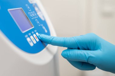 Laboratuvar çalışanını kapatın. Eldivenleri teslim edin. Örnek hazırlama için santrifüj parametrelerini ayarlayın.. 