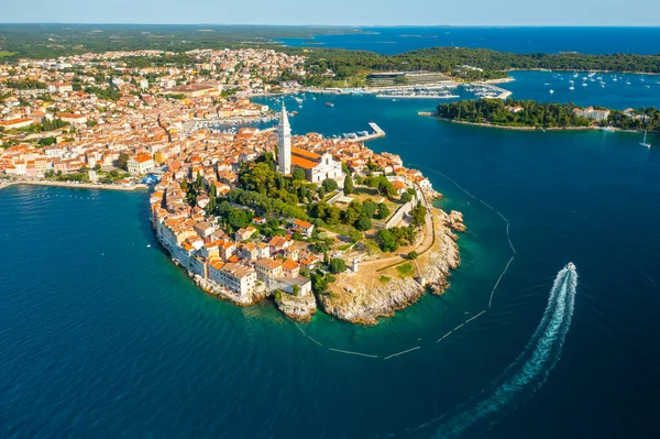 Motorlu tekne Rovinj 'de geziyor. 