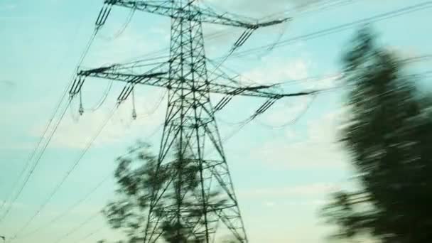多云天空下的网格塔和电力传输线 — 图库视频影像