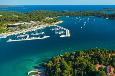 Adriyatik körfezinde Rovinj 'de demirlemiş yatları olan liman