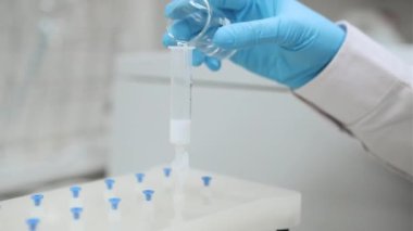 Bir çözücüyle SPE manifoldunda bilim adamı aktif kartuşu.